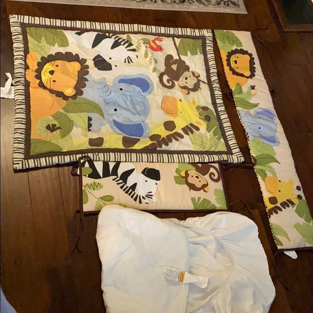 Crib comforter & cushion with mattress protector.